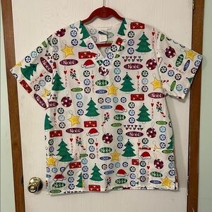 Fundamentals by White Swan Women’s Festive Holiday Scrub Top Size Large